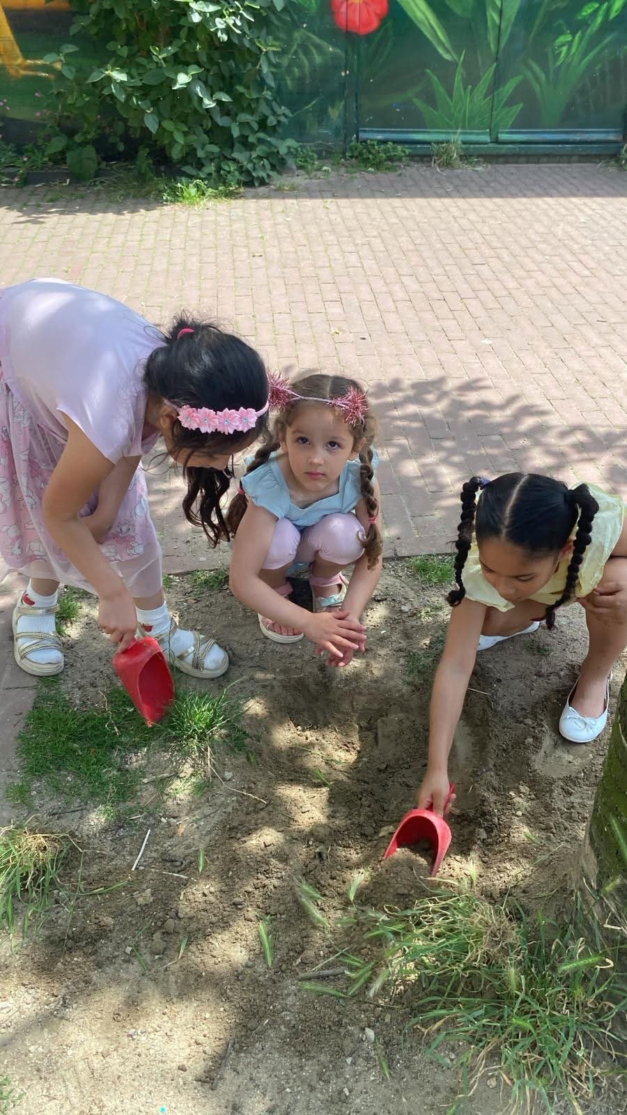 Kinderen spelen samen met zand