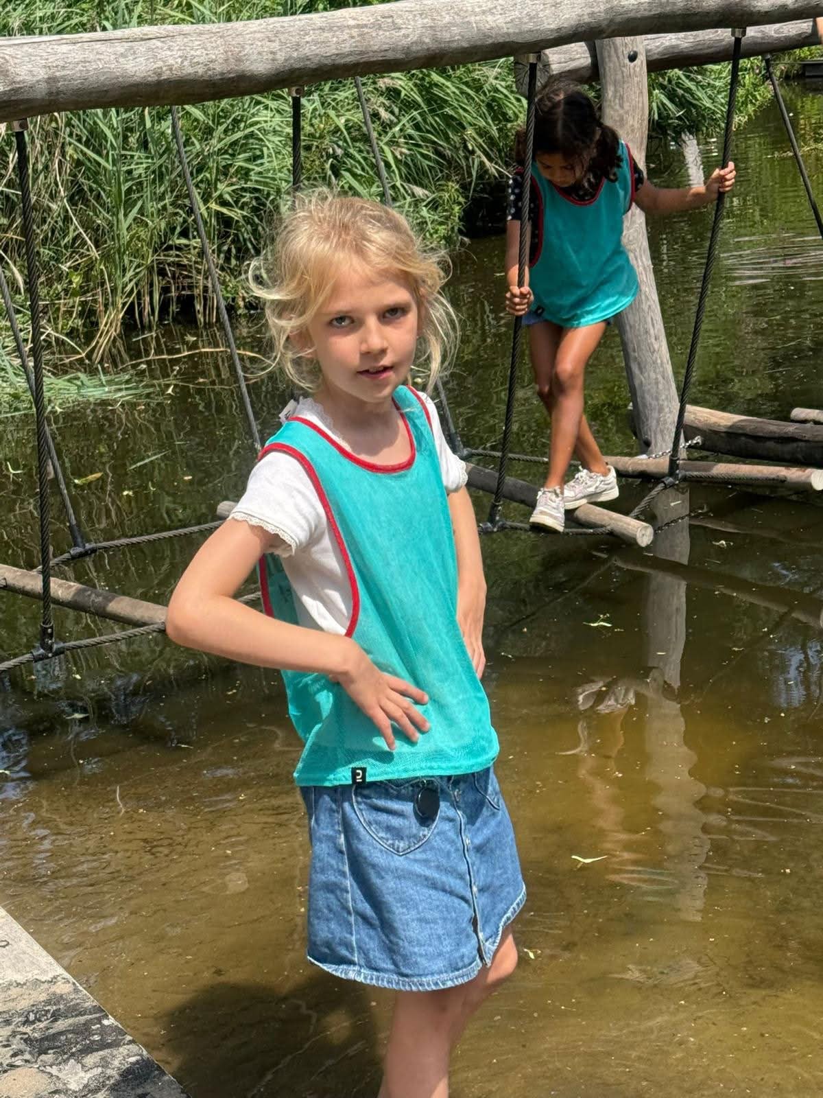 Kinderen op een avontuurlijk klimparcours