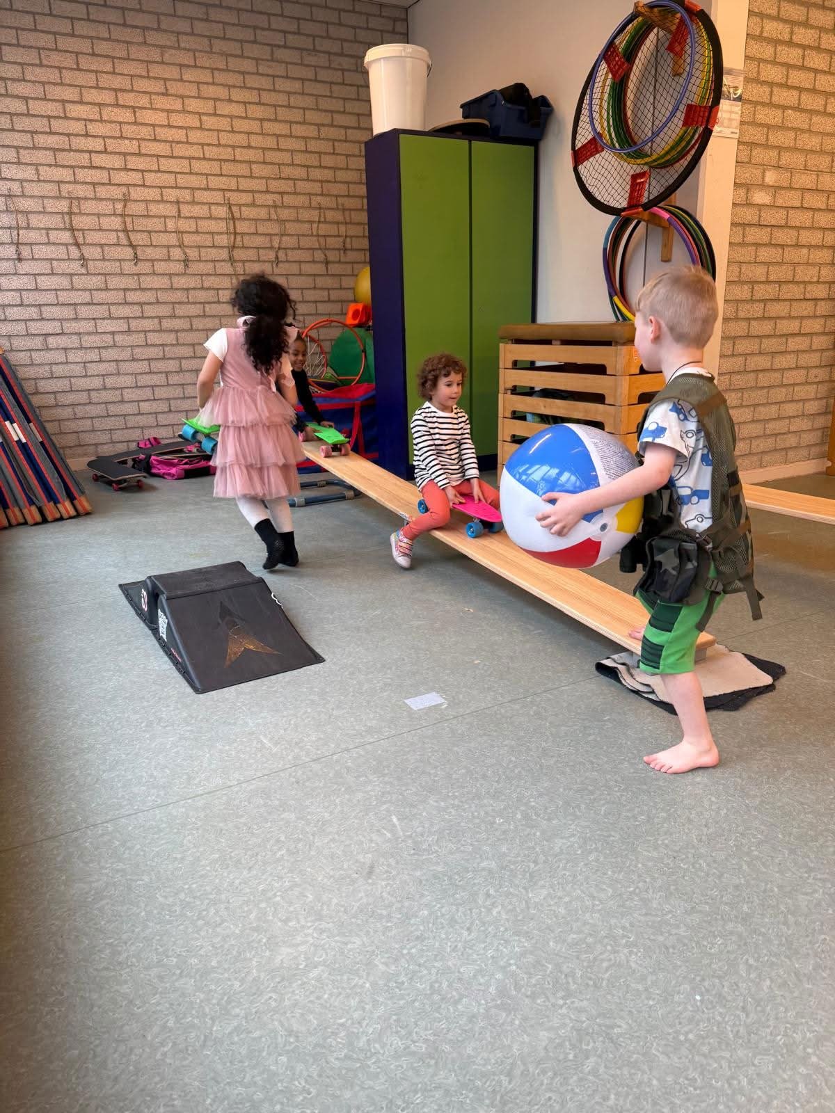 Kinderen aan het spelen in de beweegruimte