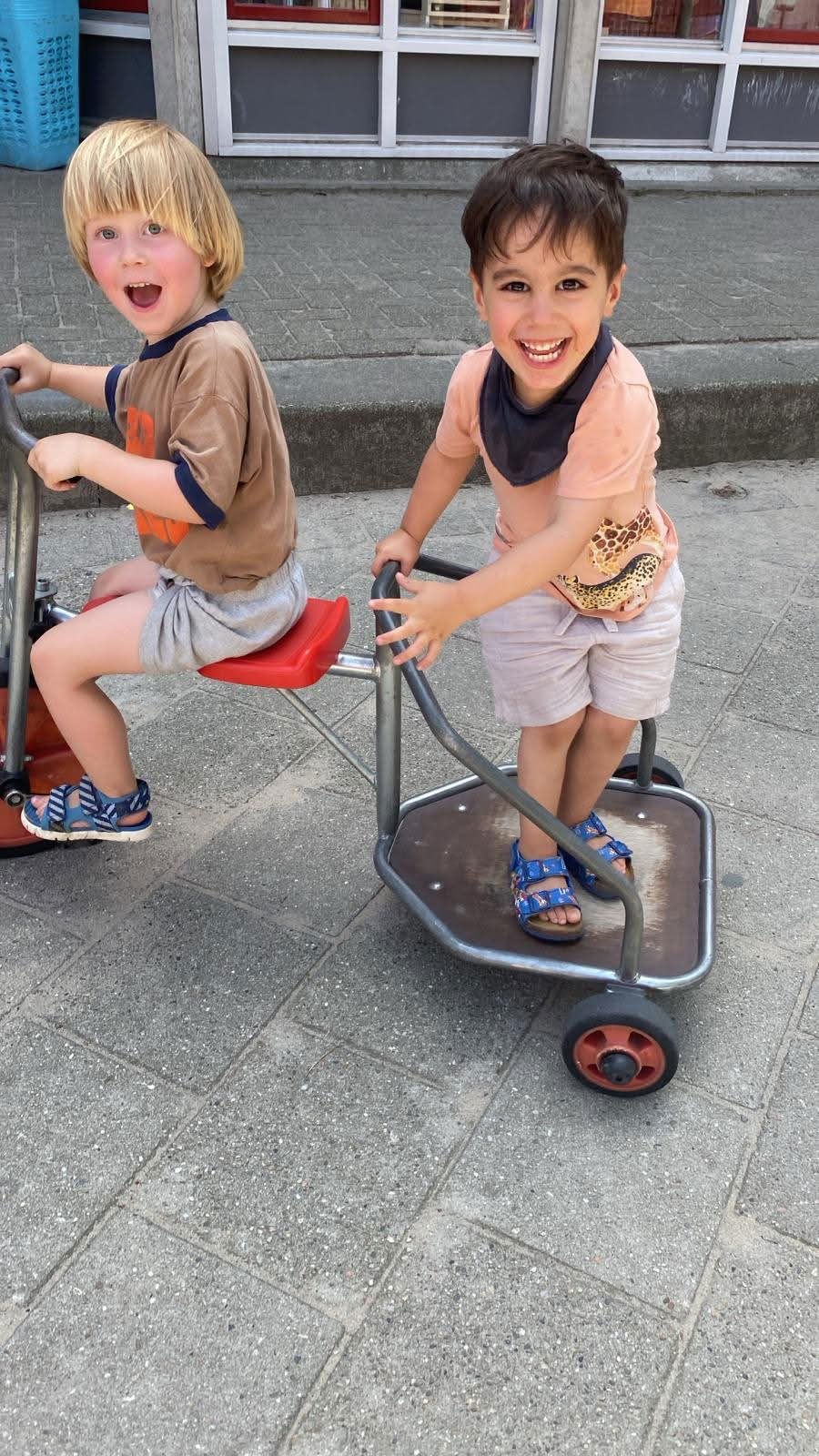 Twee kinderen spelen samen op een speelkar