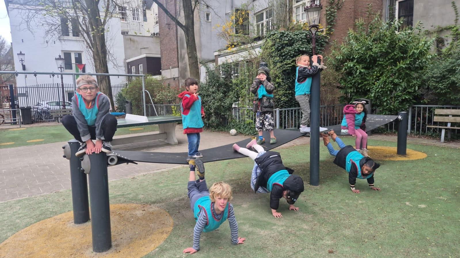 Een groep kinderen bij de buitenschoolse opvang
