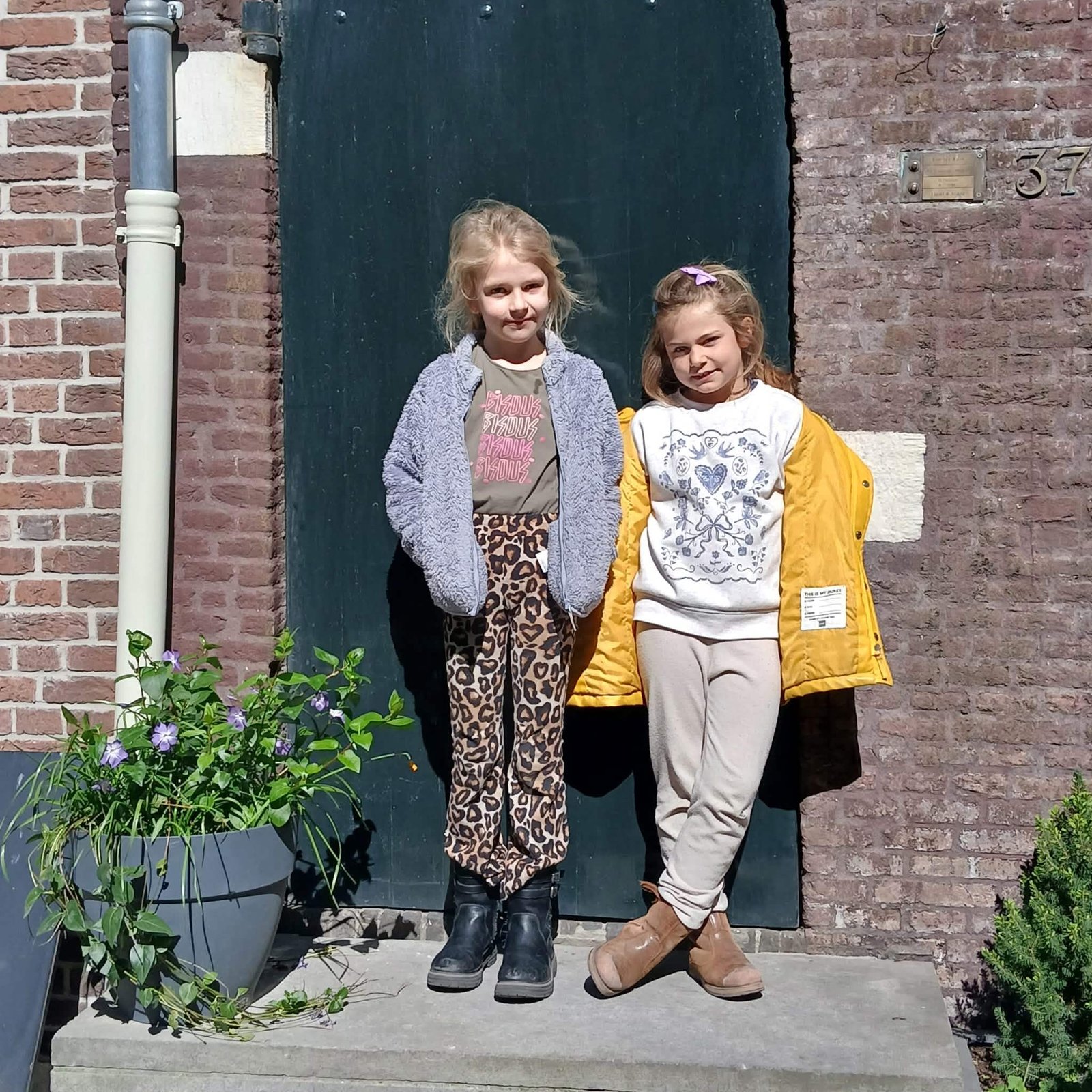 Kinderen spelen op een houten speeltoestel